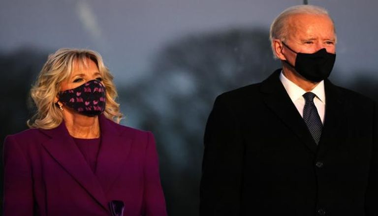الرئيس الأمريكي المنتخب وزوجته خلال إحياء ذكرى ضحايا كورونا- أ.ف.ب