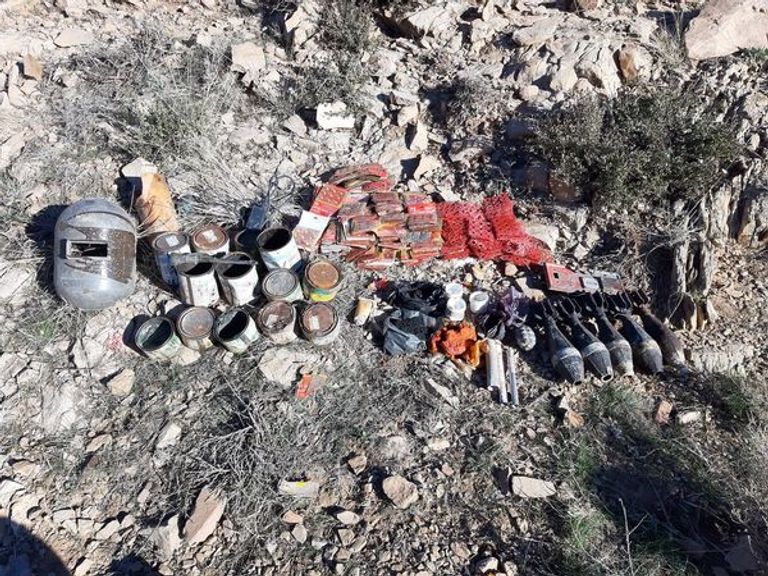 الأسلحة التي ضبطها الجيش الجزائري بالمخابئ عملية عسكرية للجيش الجزائري ضد معاقل الإرهابيين - أرشيفية