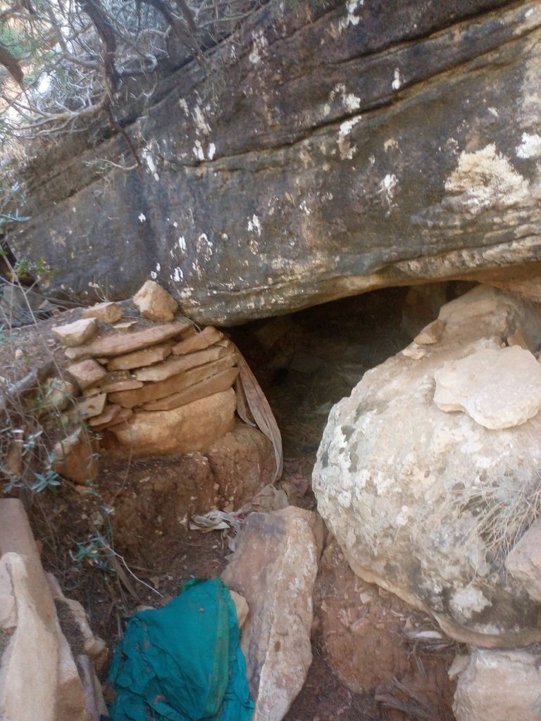 الأسلحة التي ضبطها الجيش الجزائري بالمخابئ عملية عسكرية للجيش الجزائري ضد معاقل الإرهابيين - أرشيفية