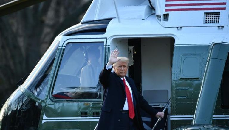 ترامب فور صعوده إلى المروحية الرئاسية مغادرا البيت الأبيض