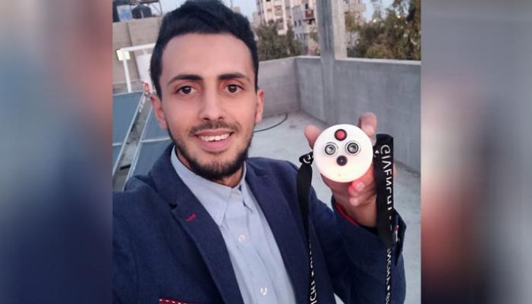 المهندس محمد صيدم يعرض ميداليته الذكية
