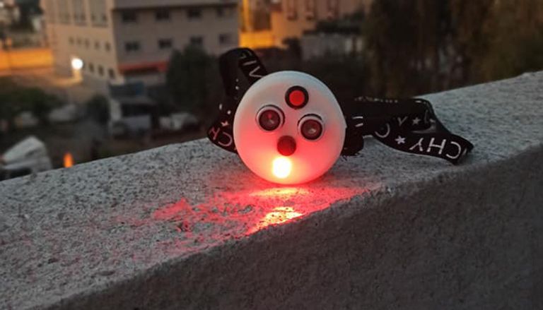 المهندس محمد صيدم يعرض ميداليته الذكية