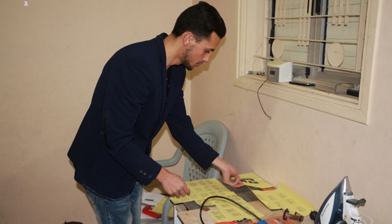 المهندس محمد صيدم يعرض ميداليته الذكية