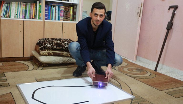 المهندس محمد صيدم يعرض ميداليته الذكية