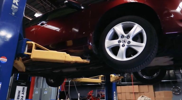رفع السيارة لمستوى عال، يسهل من عملية تفقد المنطقة اسفلها، وفتح خزان الزيت تغيير زيت السيارة