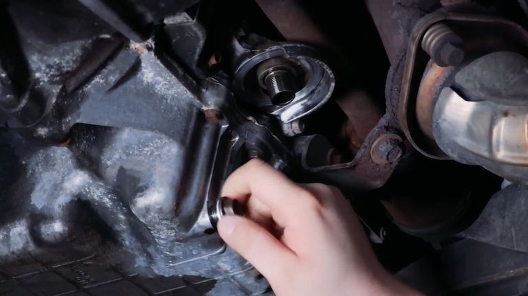 غلق فتحة خزان الزيت بإحكام، وتركيب "فلتر" منقي للزيت جديد تغيير زيت السيارة