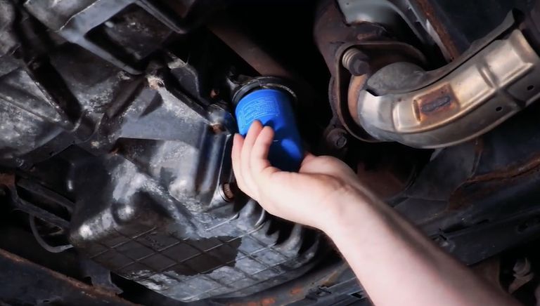 غلق فتحة خزان الزيت بإحكام، وتركيب "فلتر" منقي للزيت جديد تغيير زيت السيارة