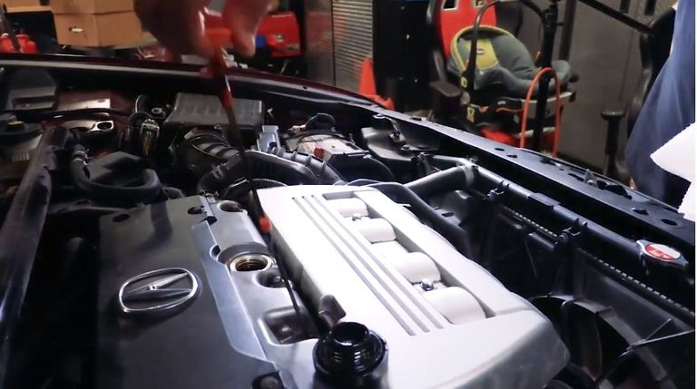 تفقد عمق الزيت باستخدام مقياس الزيت تغيير زيت السيارة