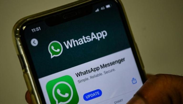مستخدم هندي يحدّث تطبيق "واتساب" على هاتفه - أ ف ب