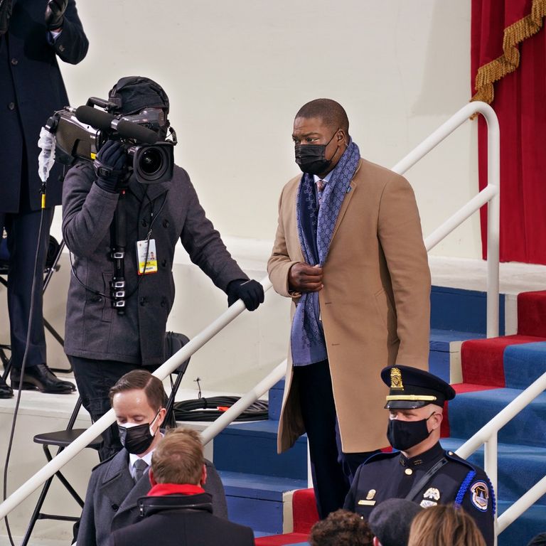 الضابط يوجين جودمان  برفقة كامالا هاريس والسيدة الأولى