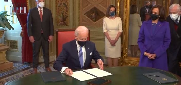 الرئيس الأمريكي جو بايدن يوقع أول وثيقة