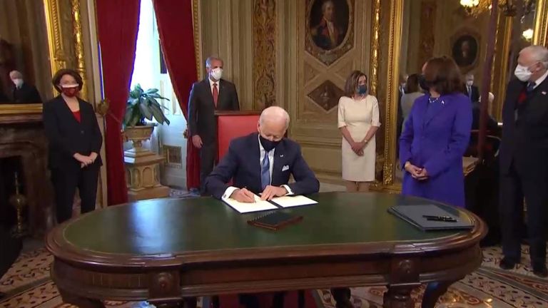 الرئيس الأمريكي جو بايدن يوقع أول وثيقة