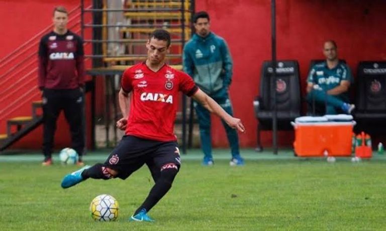 المهاجم البرازيلي لويس هنريكي