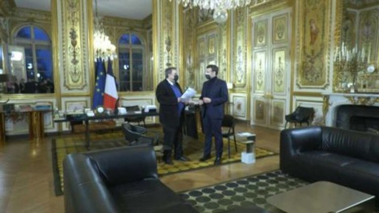 الرئيس الفرنسي مع المؤرخ ستورا لحظة تسليمه ملف الذاكرة مع الجزائر