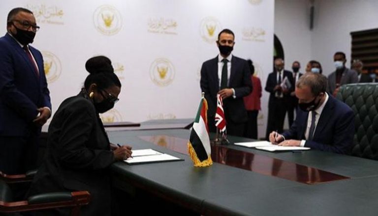 جانب من توقيع مذكرة التفاهم بين بريطانيا والسودان