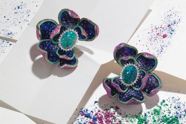 خاتم رائع مصنوع من لؤلؤ المحار وتحيط به أحجار الألكسندريت