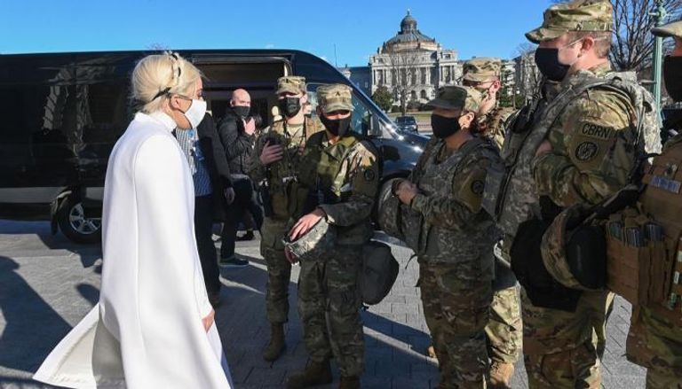 ليدي جاجا مع جنود الحرس الوطني الأمريكي