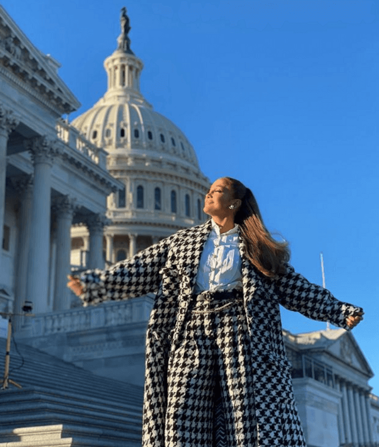 ليدي جاجا مع جنود الحرس الوطني الأمريكي