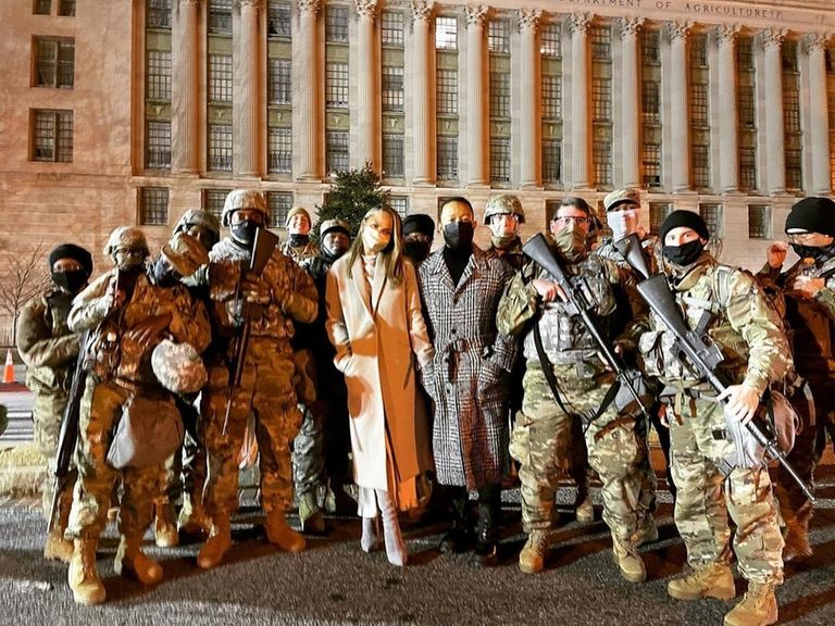 ليدي جاجا مع جنود الحرس الوطني الأمريكي