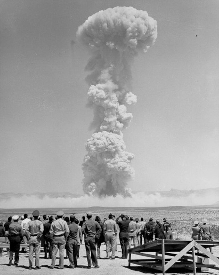 تجرية نووية فرنسية في الصحراء الجزائرية سنة 1960 منطقة رقان جنوب الجزائر التي ما زالت بها إشعاعات التجارب النووية الفرنسية - أرشيف