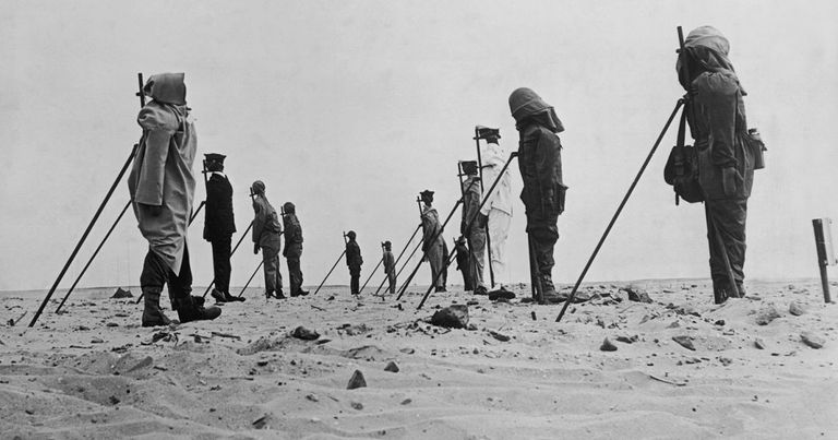 جزائريين استعملتهم فرنسا فئران تجارب في تفجيراتها النووية منطقة رقان جنوب الجزائر التي ما زالت بها إشعاعات التجارب النووية الفرنسية - أرشيف