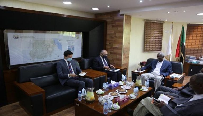  لقاء وزير الري السوداني وسفيرا الولايات المتحدة وإيطاليا