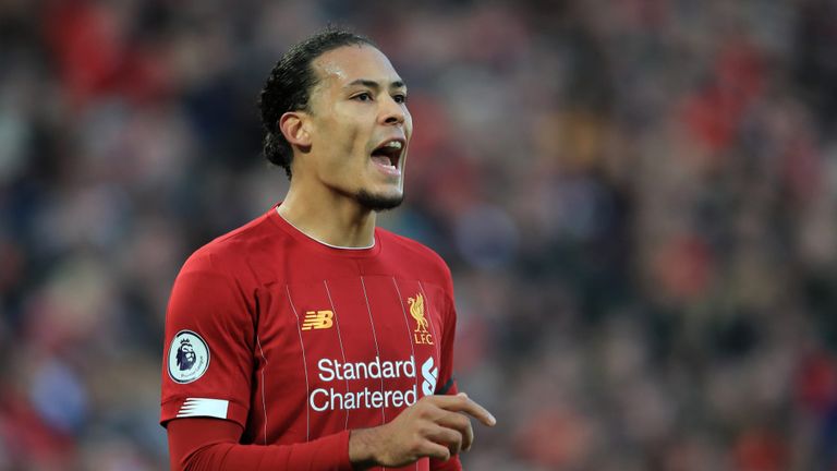 فيرجل فان ديك مدافع ليفربول محمد صلاح نجم ليفربول