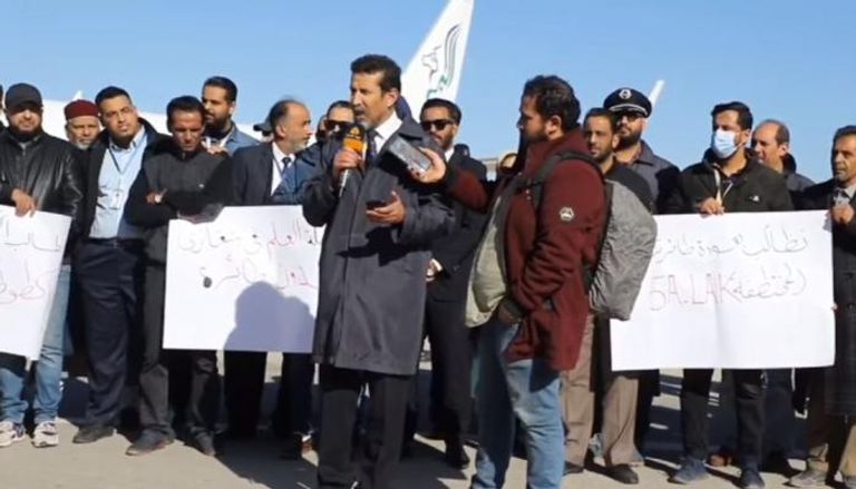 وقفة احتجاجية لموظفي شركة الخطوط الجوية الليبية