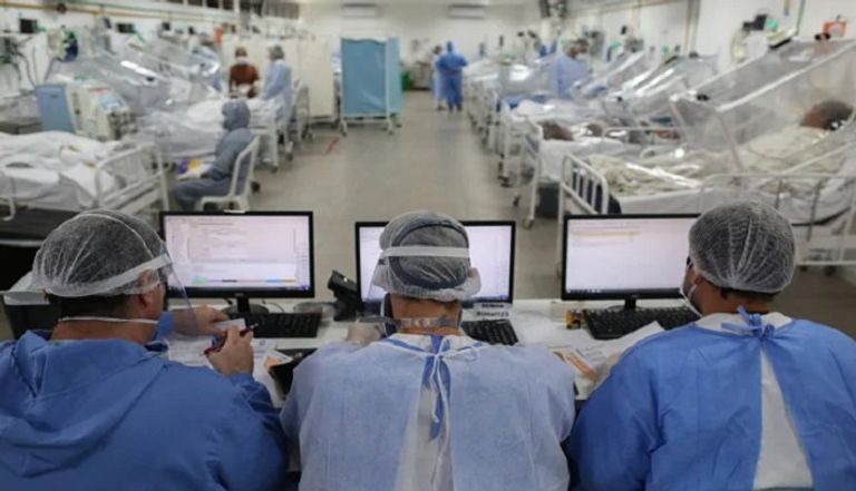 شخص يخضع لاختبار فيروس كورونا