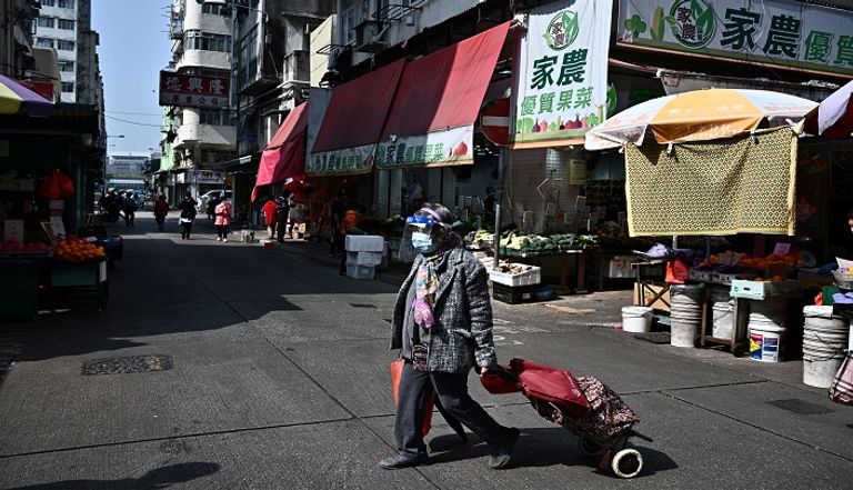 سيدة ترتدي كمامة للوقاية من كورونا في هونج كونج