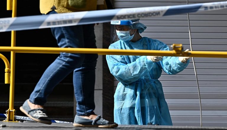 سيدة ترتدي كمامة للوقاية من كورونا في هونج كونج