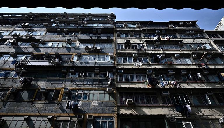 سيدة ترتدي كمامة للوقاية من كورونا في هونج كونج