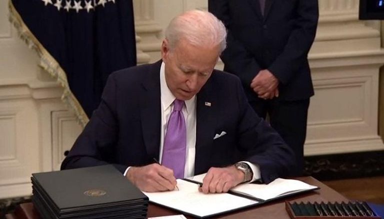 الرئيس الأمريكي خلال التوقيع على الأوامر التنفيذية لمواجهة كورونا