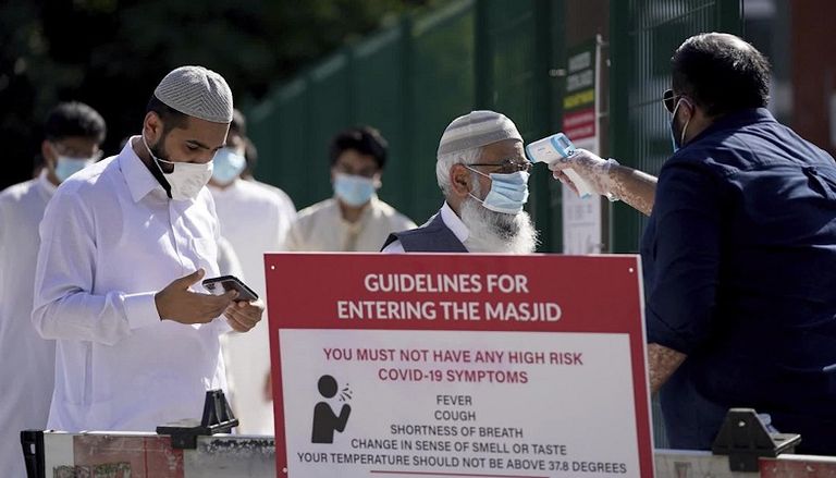 شخص يتلقى لقاح كورونا