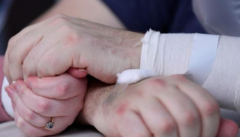 زواج بريطانيين مصابين بكورونا بمستشفى عزل