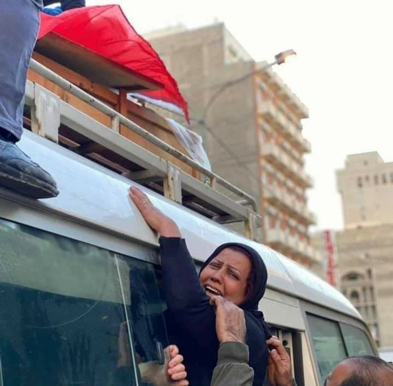 عراقية ثكلى بفقدان ولدها بتفجيرات الطيران في بغداد