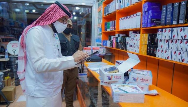 مسؤول سعودي يتأكد من حقوق الملكية الفكرية لبعض المنتجات