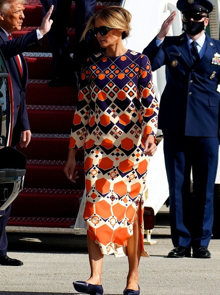 ميلانيا تتجاهل الكاميرات بينما ترامب يلوح لمؤيديه