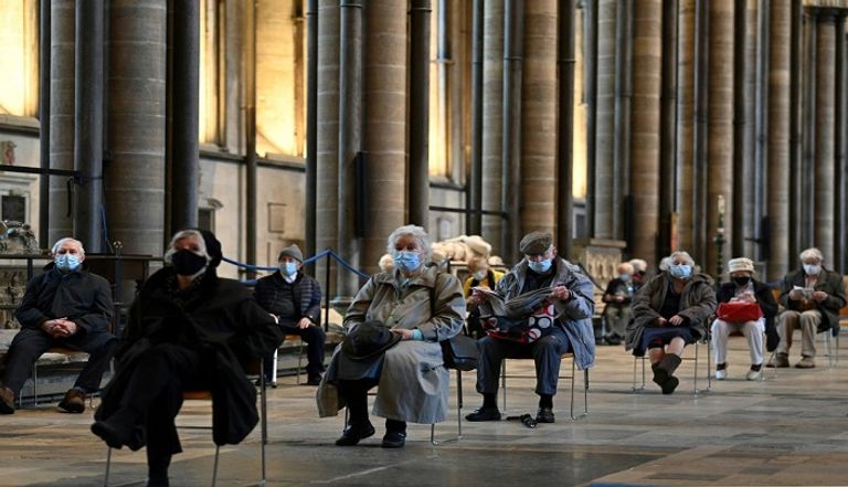 بريطانيون يتلقون اللقاح ضد كورونا في الكاتدرائية