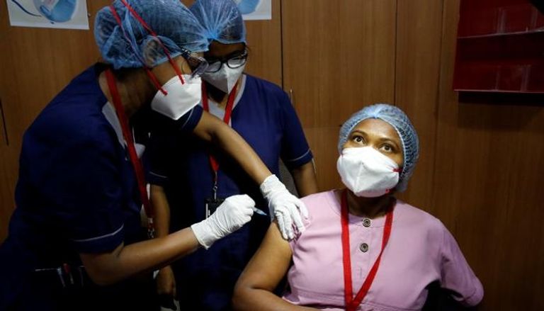 ممرضة تتلقى لقاح كورونا في الهند