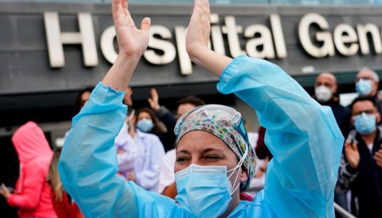 مستشفيات إسبانيا تكتظ بالمرضى والمصابين بفيروس كورونا