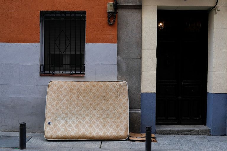 مستشفيات إسبانيا تكتظ بالمرضى والمصابين بفيروس كورونا