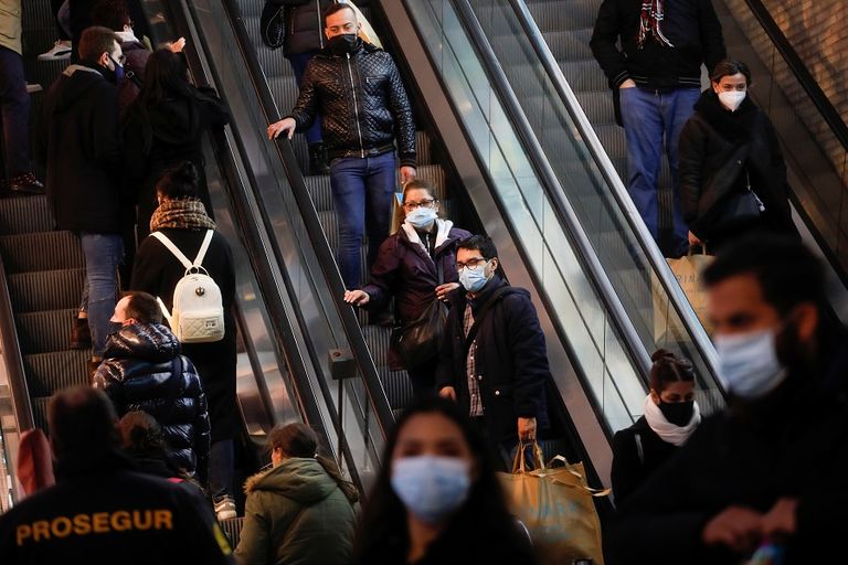 مستشفيات إسبانيا تكتظ بالمرضى والمصابين بفيروس كورونا