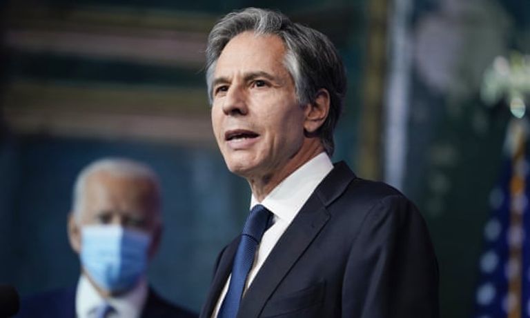 الرئيس الأمريكي جو بايدن بين نائبته وزوجته