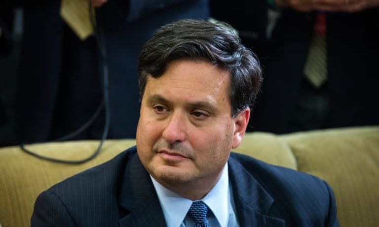 الرئيس الأمريكي جو بايدن بين نائبته وزوجته