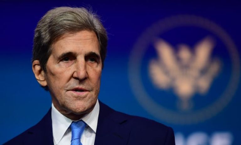 الرئيس الأمريكي جو بايدن بين نائبته وزوجته