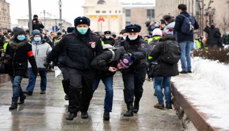 الأمن الروسي يعتقل عددا من المتظاهرين للإفراج عن نافالني 