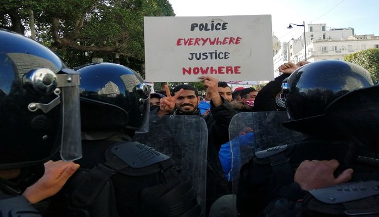 جانب من المظاهرات التي شهدتها تونس العاصمة للمطالبة بإسقاط حكومة المشيشي- رويترز