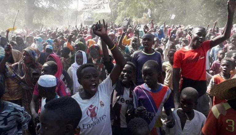 سودانيون يتظاهرون ضد خروج بعثة الأمم المتحدة في دارفور (يوناميد)