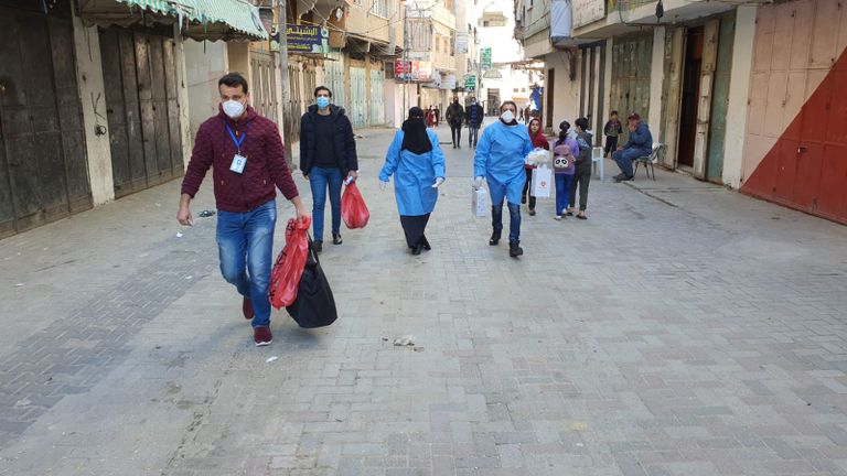 فحوصات عشوائية للكشف عن مصابي كورونا بغزة